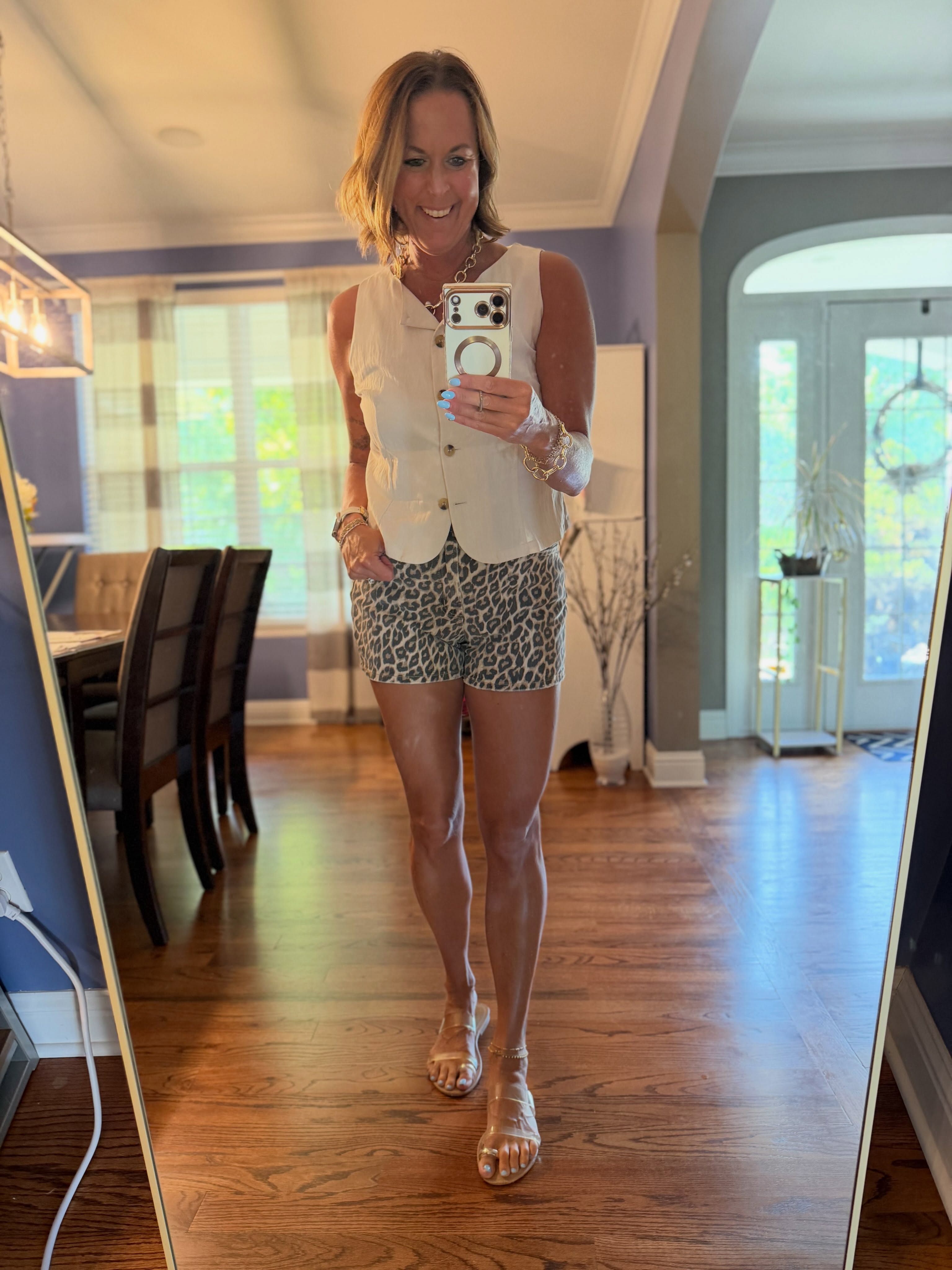 Love when I can put together a good half and half from my fave local boutiques! Top is from @autumnandbluesboutique (they have other colors, too!!) and bottoms are from @shopbellamango 

#shopmystyle #boutiquebestie